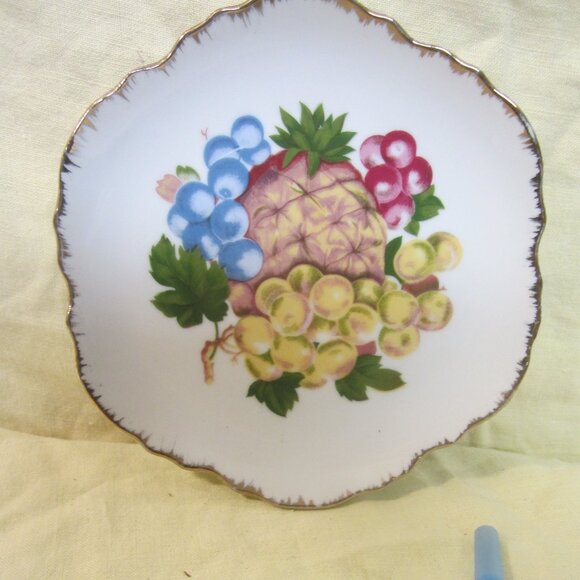 VTG DECORATIVE PLATES, FRUIT CENTER W/GOLD TRIM, PORCELAIN - Picture 2 of 7